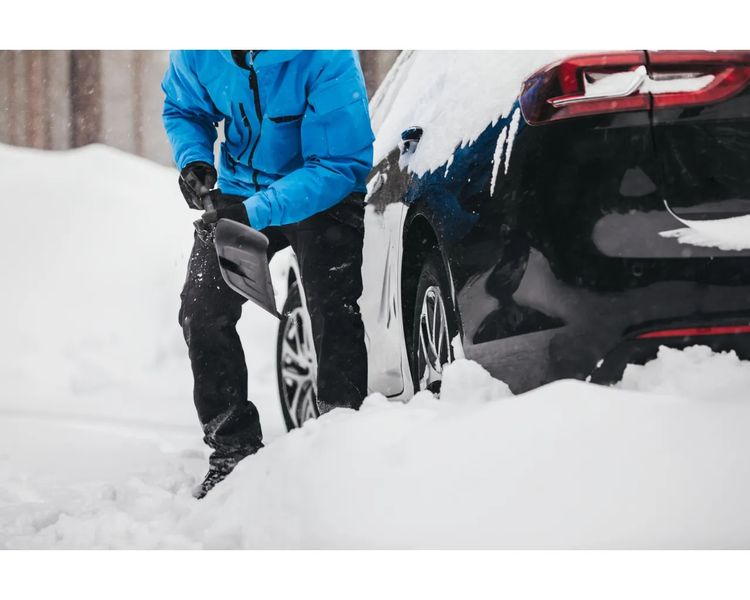 Лопата автомобільна для снігу композитна FISKARS Solid Shovel, 63 см, 0.5 кг фото