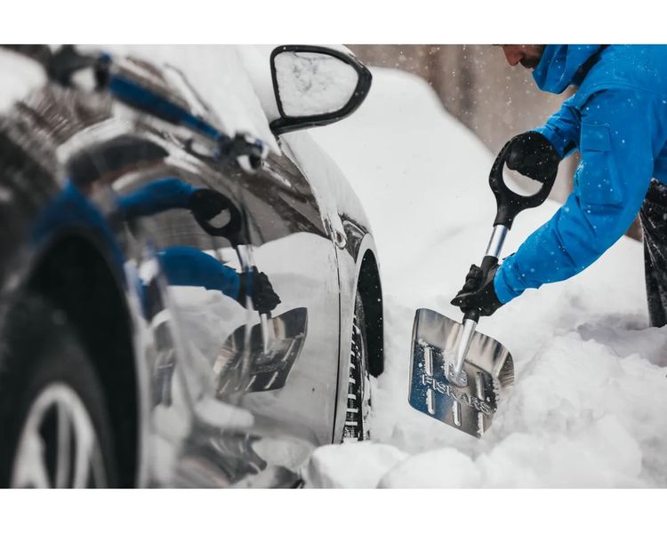 Лопата автомобільна для снігу алюмінієва FISKARS Light, 71.5 см, 0.75 кг фото