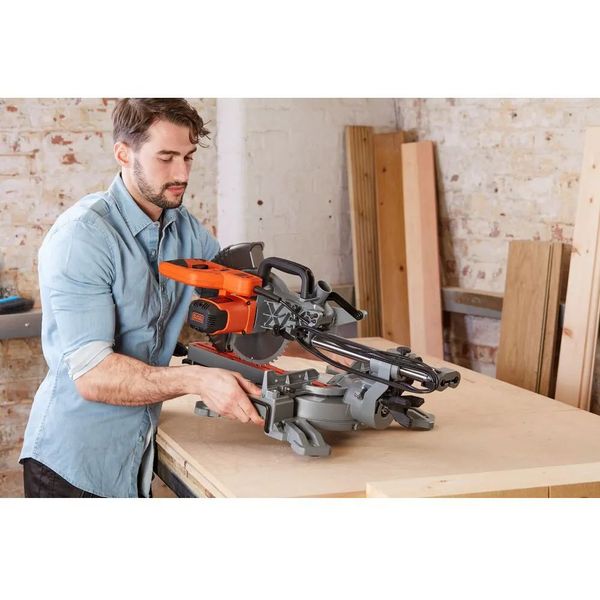 Black+Decker BES700 торцовочная пила с протяжкой, 1600 Вт, диск 216 мм, 4800 об/мин фото