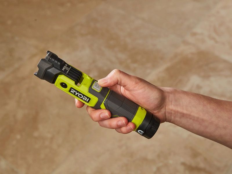 Ліхтарик акумуляторний з поворотною головкою магнітом та лазером Ryobi RLP4-120G, 4В, 2 Аг,  фото