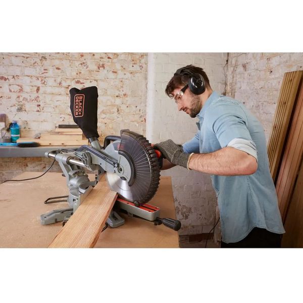 Black+Decker BES710 пила торцювальна з протяжкою, 2100 Вт, диск 254 мм, 5000 об/хв фото