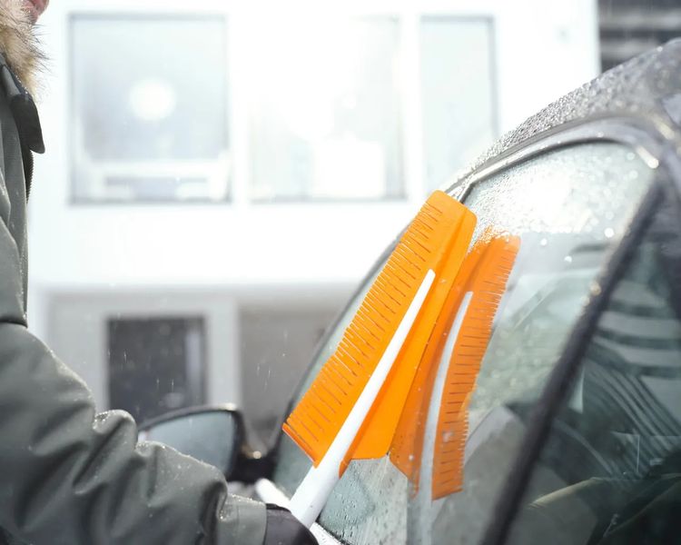 Щітка-скребок силіконова розкладна автомобільна 67 см FISKARS SnowXpert фото