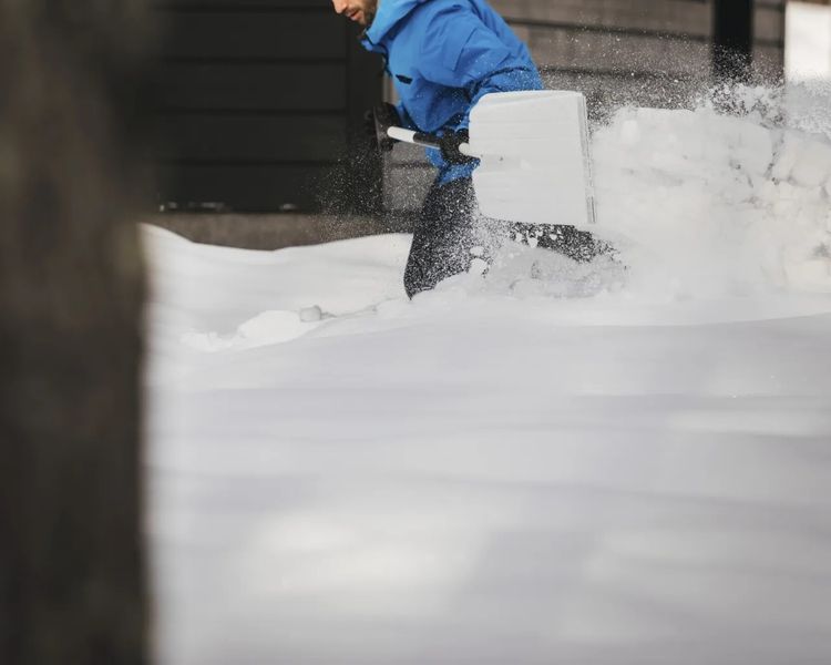 Лопата для снігу з поліаміду FISKARS White 131 см, 1400 г фото