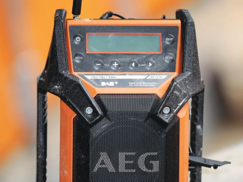 Радіо будівельне AEG BR 1218C (4935451539), живлення мережа/акумулятор, FM/DAB+, AUX  фото